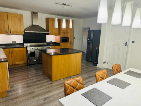 Elegant 5 Bed house Free parking Free WiFi
